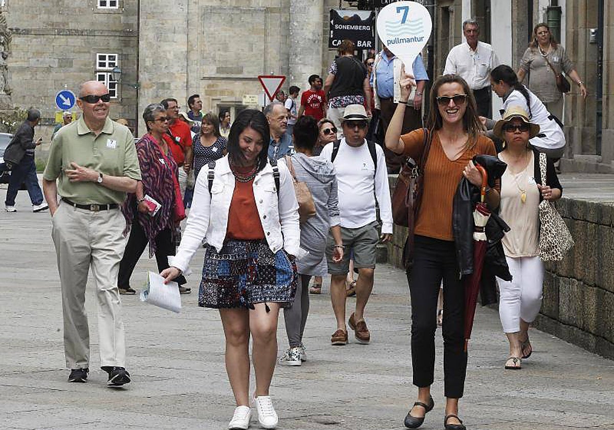 Varios turistas realizan un recorrido guiado por las calles de Santiago