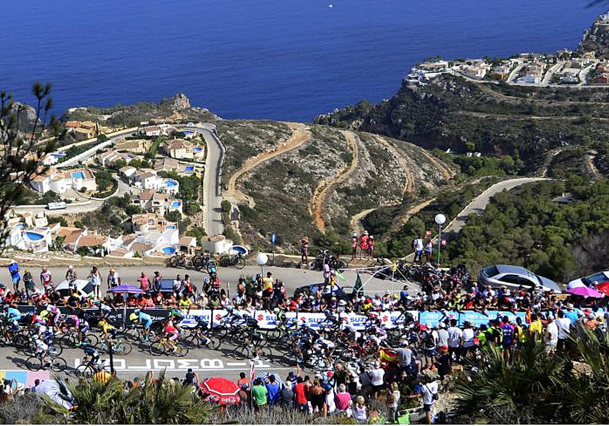 Panorámica de Benitatxell con público siguiendo una etapa de la Vuelta Ciclista a España.