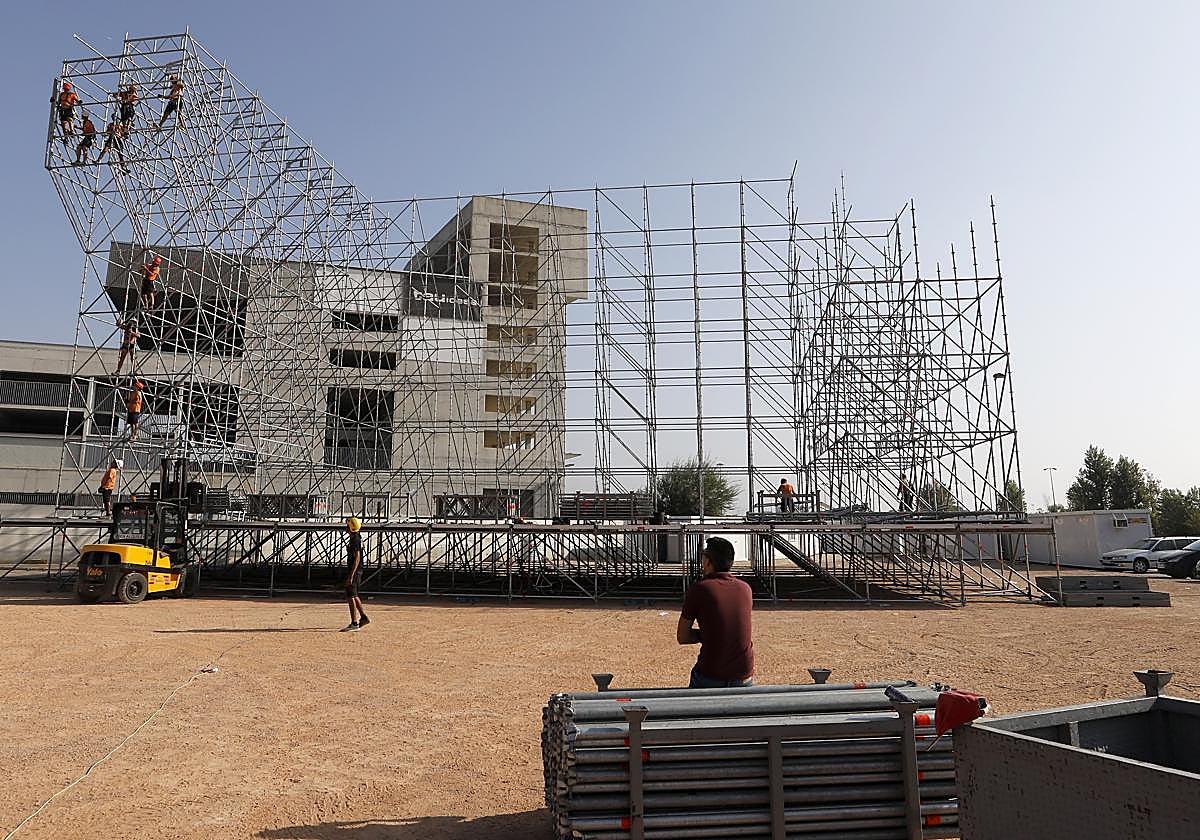 Imagen del montaje de la estructura para el concierto de Ricky Martin en el Arenal en 2018
