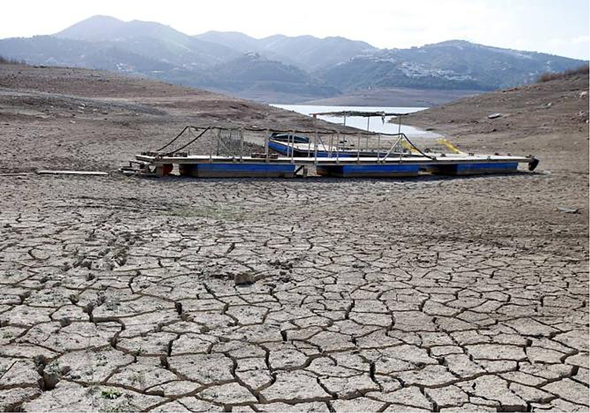 El pantano de La Viñuela está seco
