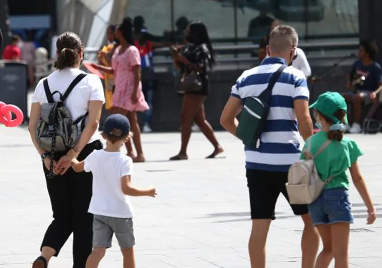 Una familia paseando por el centro de Madrid