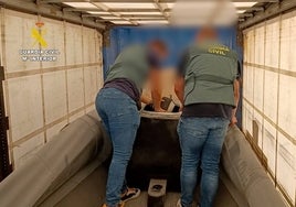 Dos detenidos por transportar una 'narcolancha' en un camión desde la nave industrial donde las ocultaban