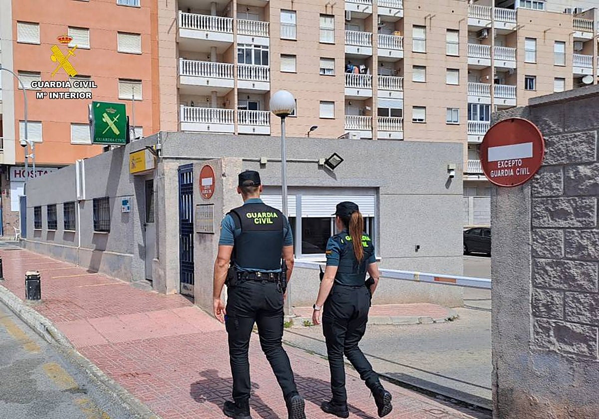 Imagen de dos agentes de la Guardia Civil en la localidad alicantina de Torrevieja