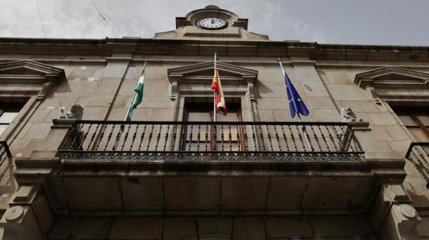 Imagen de las banderas del Ayuntamiento de Pozoblanco a media asta