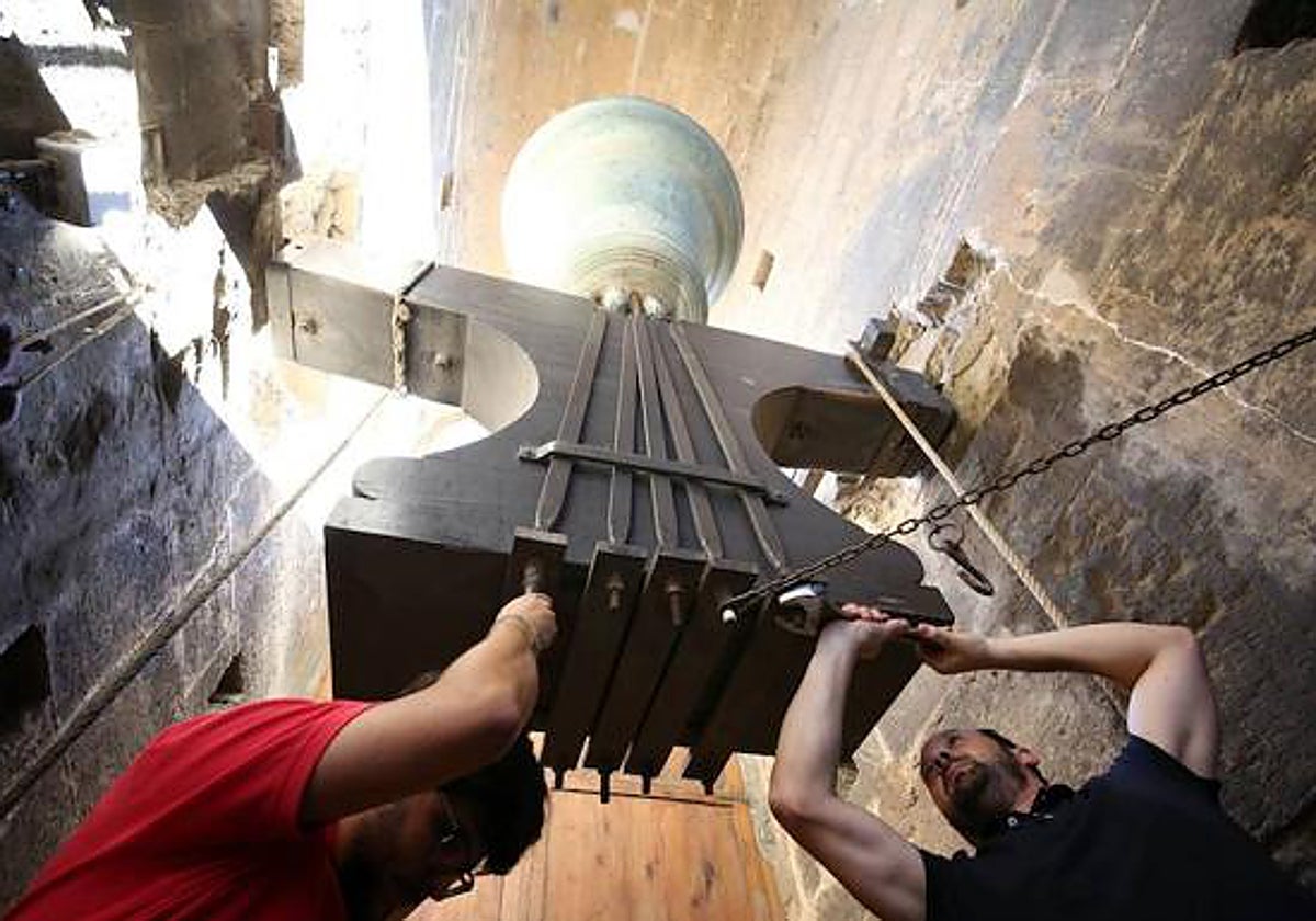 Imagen de archivo de los campaneros del Micalet realizando el tradicional 'repret'