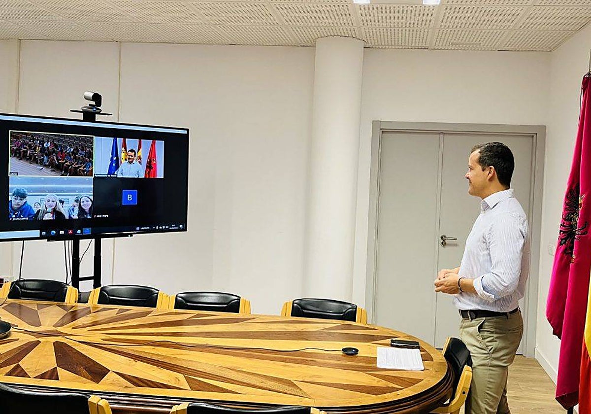 El alcalde realiza una videollamada para interesarse por el estado de salud de los menores