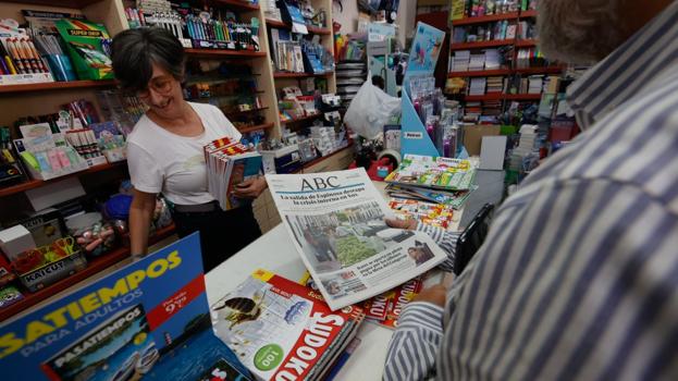 Un hombre compra en Pozoblanco ABC, con el asesinato machista en su portada