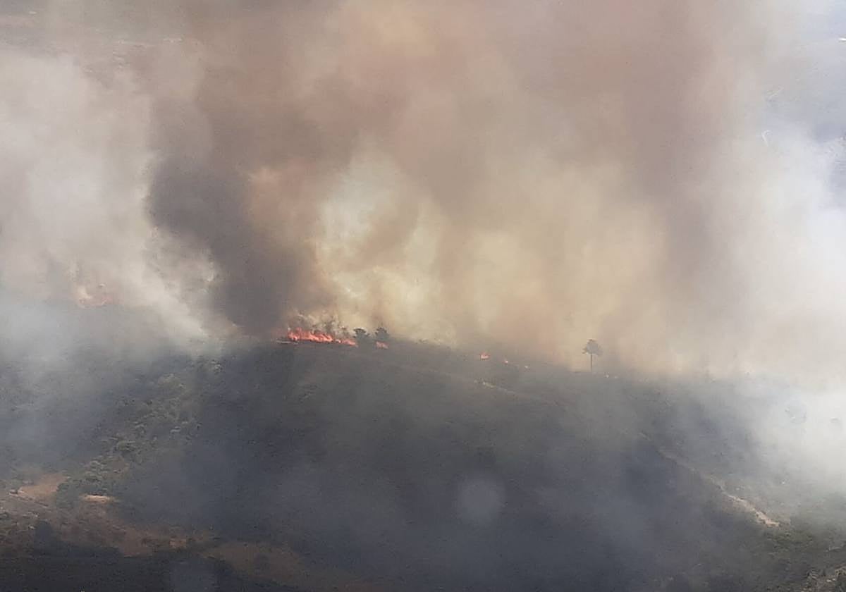Vista del incendio de Argozelo, en Portugal, a unos kilómetros de la frontera con Zamora, desde el helicóptero de coordinación del operativo Infocal
