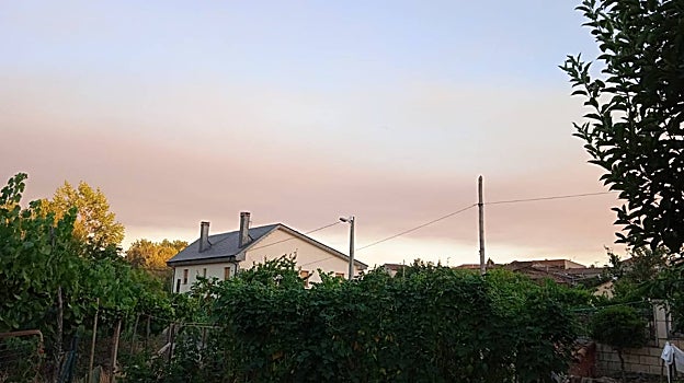 Nube de humo visible desde un pueblo de Zamora