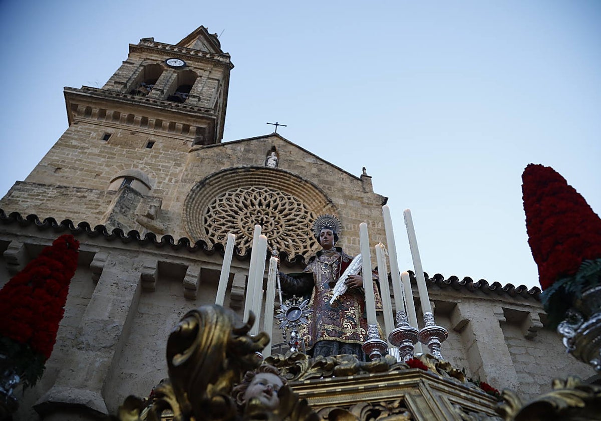 San Lorenzo, sobre su paso, con la imponente fachada de su iglesia detrás, este jueves