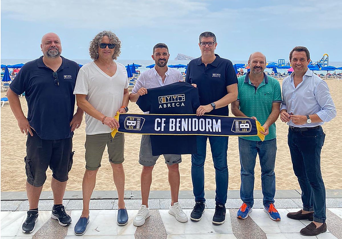 Directivos del CF Benidorm, de Aico y de Abreca, tras la firma del acuerdo.