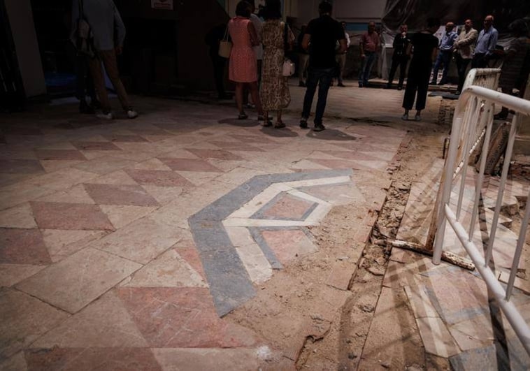 Aspecto del suelo de rombos rojos del siglo XVII descubierto bajo otro solado posterior en la madrileña iglesia del Carmen