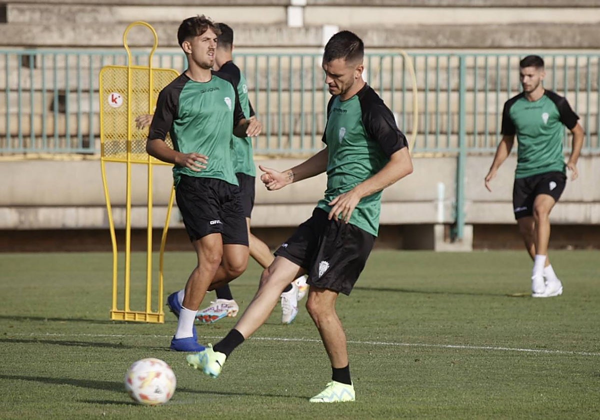 Adri Lapeña durante un entrenamiento con el Córdoba esta pretemporada