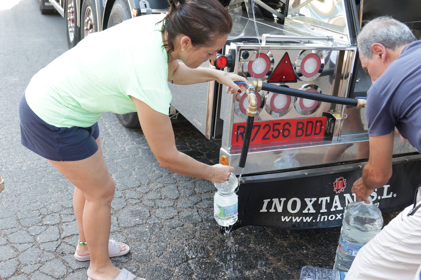 El primer reparto de agua potable en Las Jaras, en imágenes