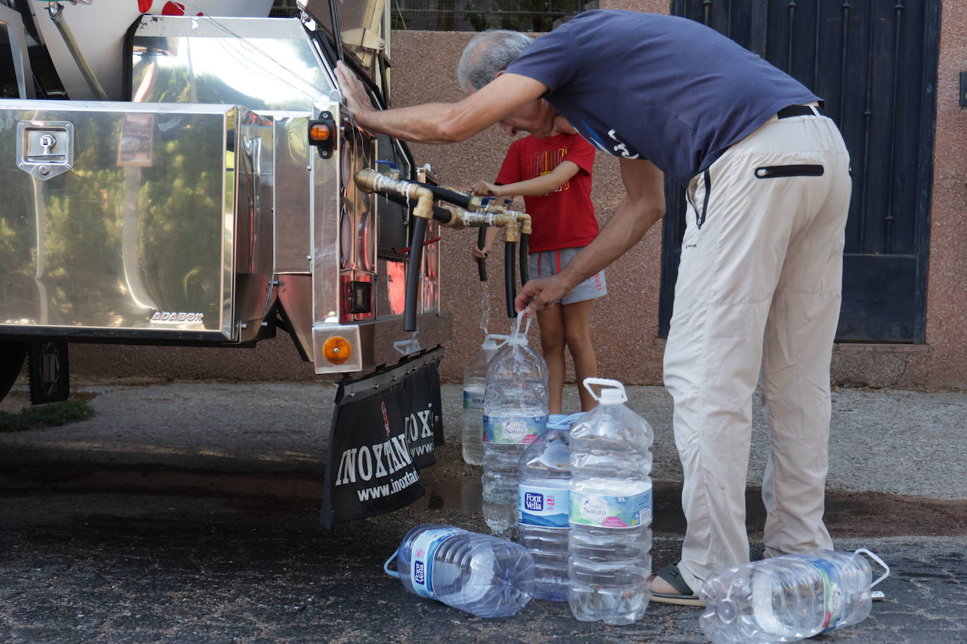 El primer reparto de agua potable en Las Jaras, en imágenes