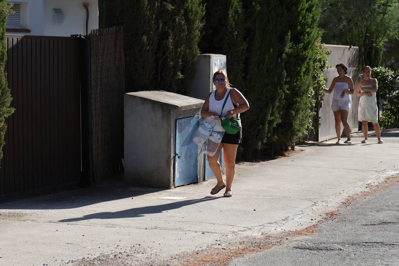 El primer reparto de agua potable en Las Jaras, en imágenes