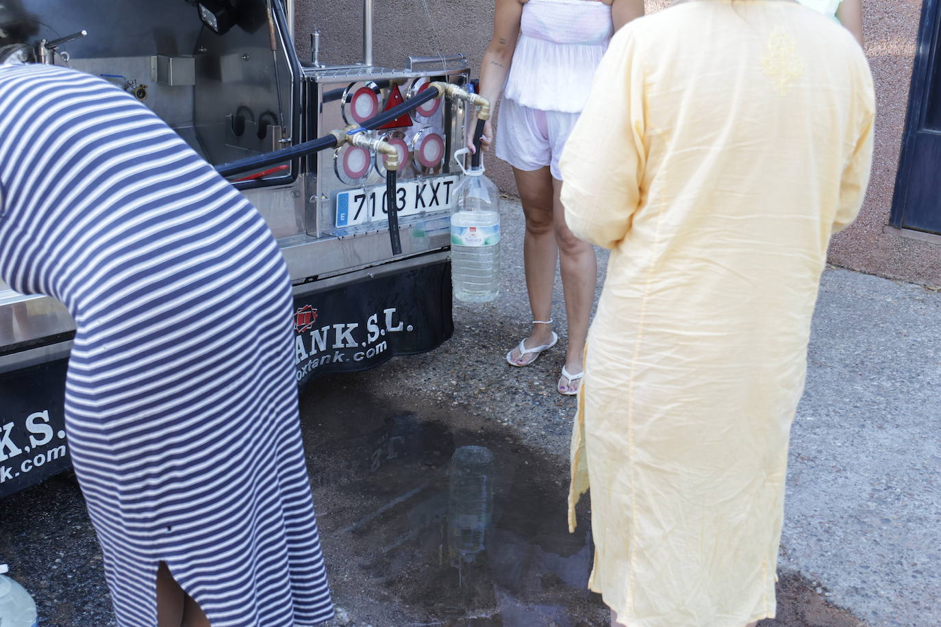 El primer reparto de agua potable en Las Jaras, en imágenes