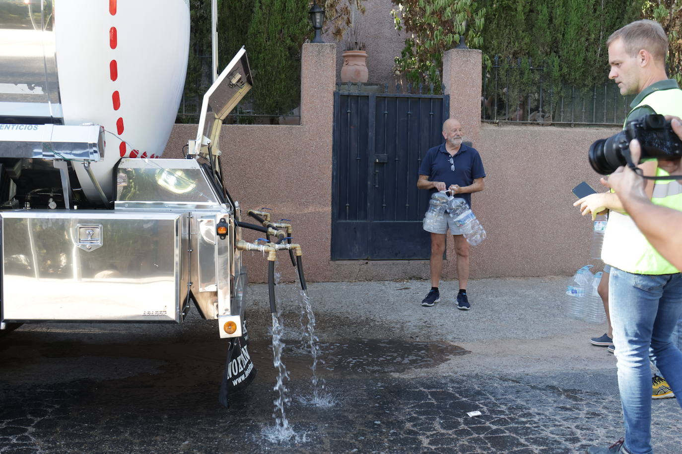El primer reparto de agua potable en Las Jaras, en imágenes