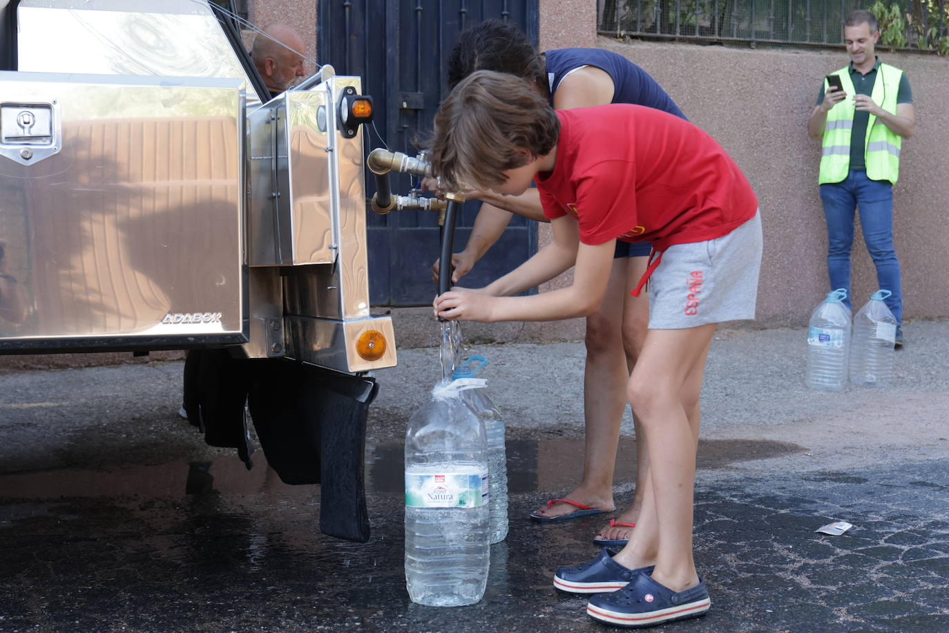 El primer reparto de agua potable en Las Jaras, en imágenes