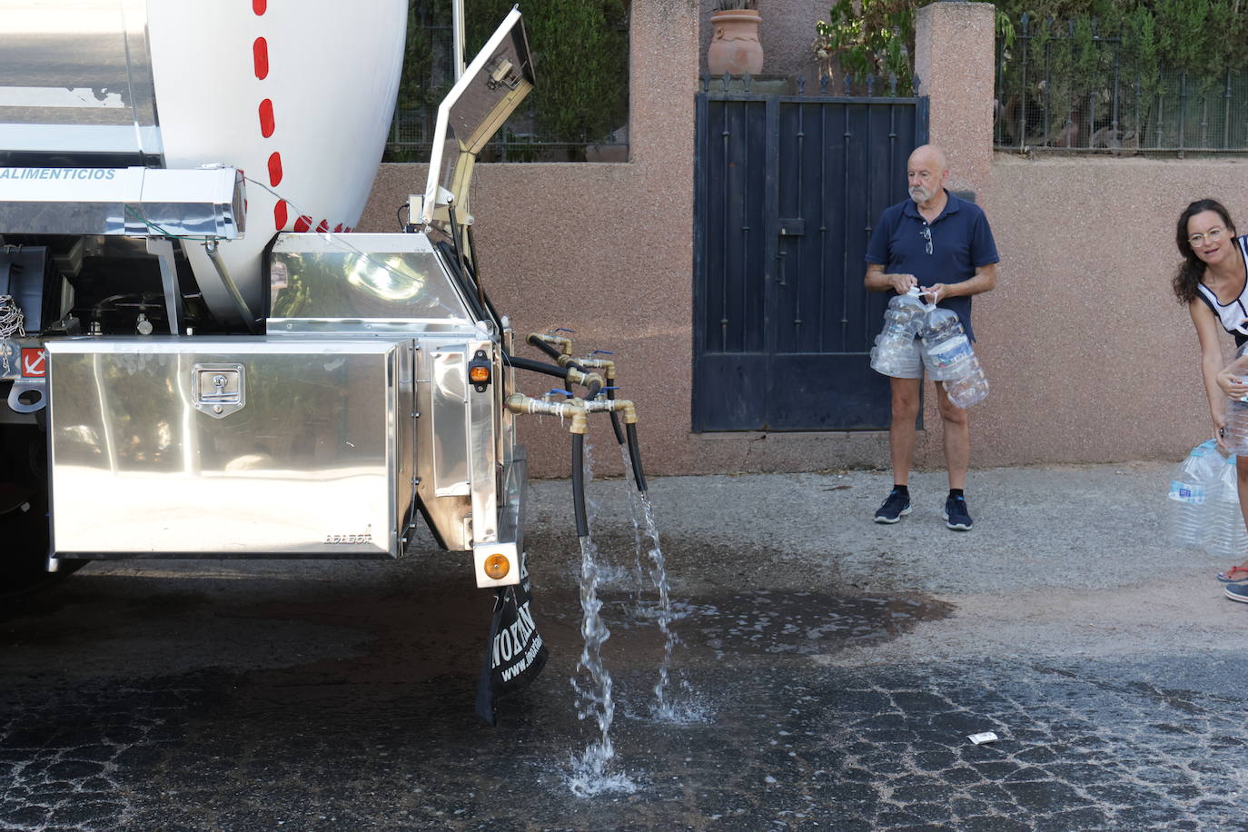 El primer reparto de agua potable en Las Jaras, en imágenes