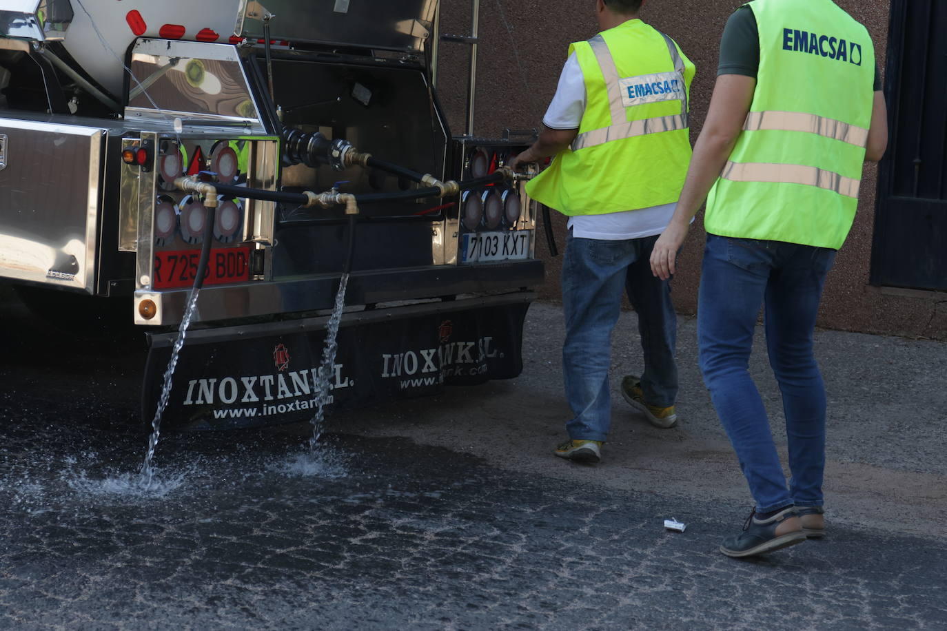 El primer reparto de agua potable en Las Jaras, en imágenes