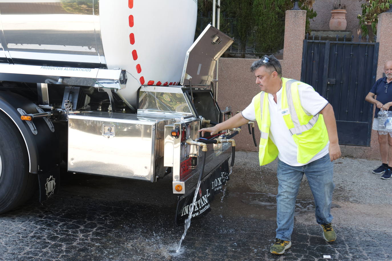 El primer reparto de agua potable en Las Jaras, en imágenes