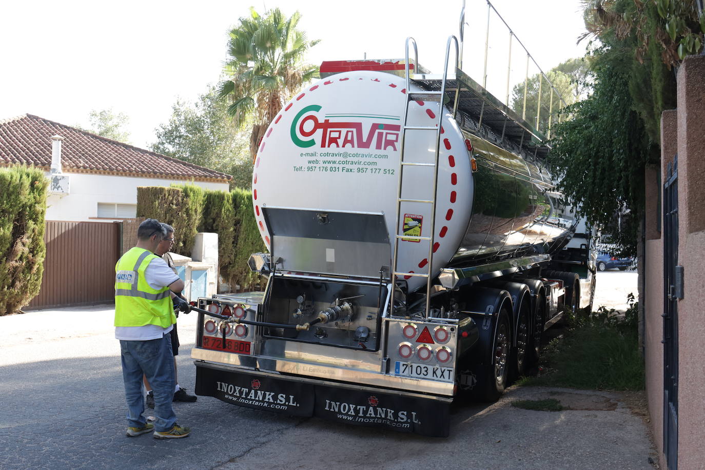El primer reparto de agua potable en Las Jaras, en imágenes