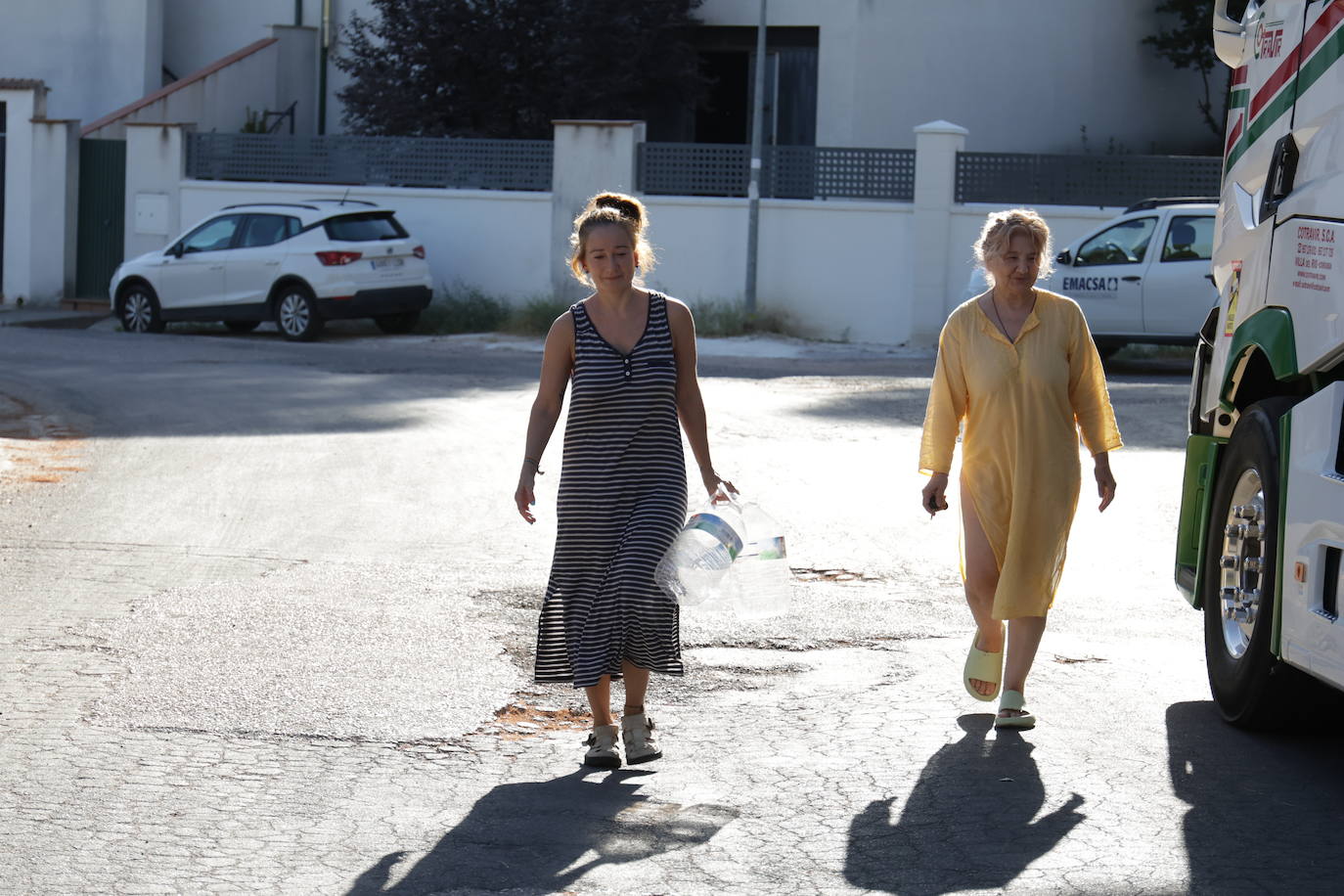 El primer reparto de agua potable en Las Jaras, en imágenes