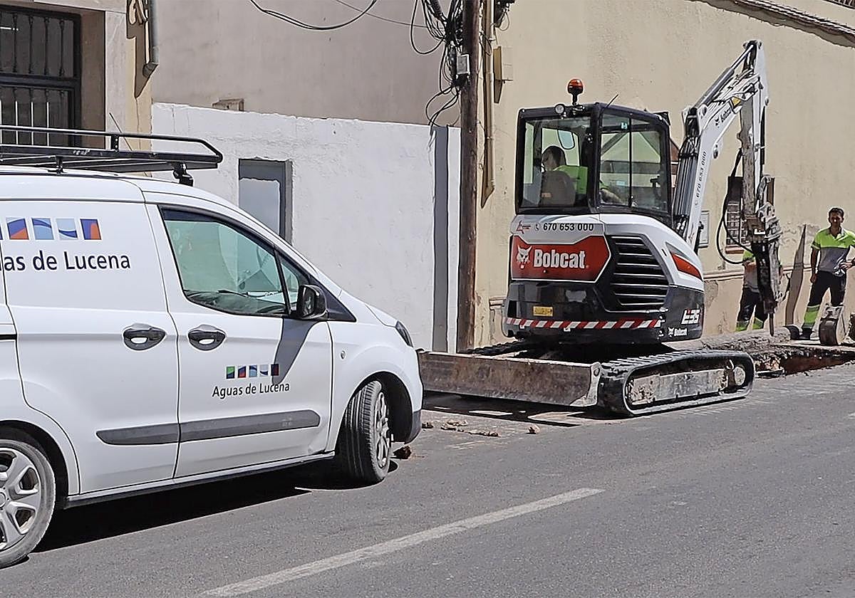 Trabajadores de Aguas de Lucena arreglan una avería