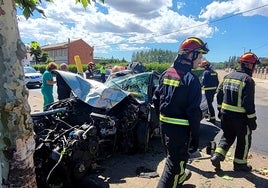 Tres heridos en un brutal choque de un turismo contra un árbol en León