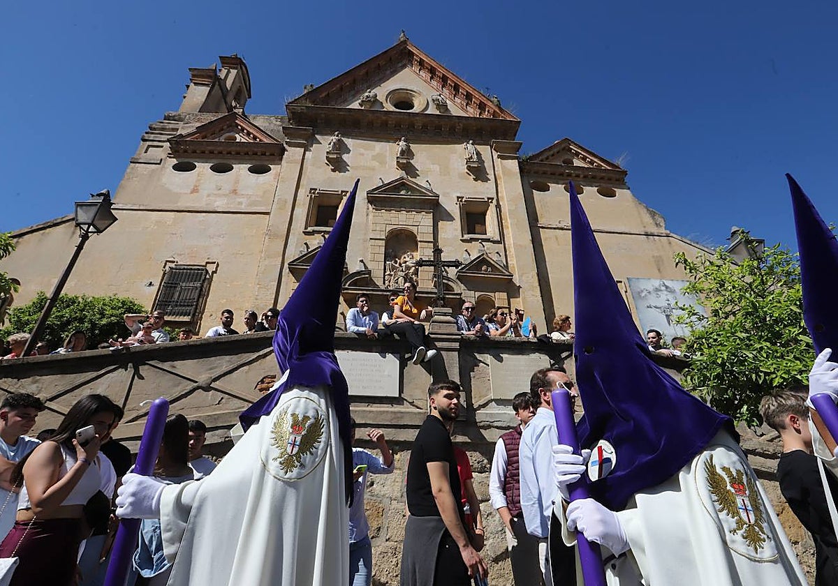 Nazarenos de la hermandad del Rescatado, ante la fachada de Padres de Gracia, el pasado Domingo de Ramos