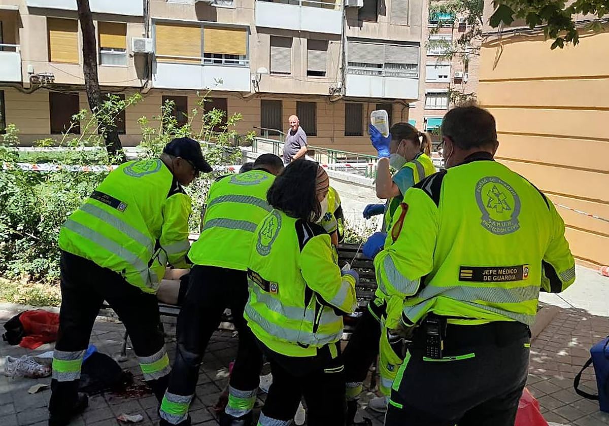 Los efectivos del Samur atienden al herido