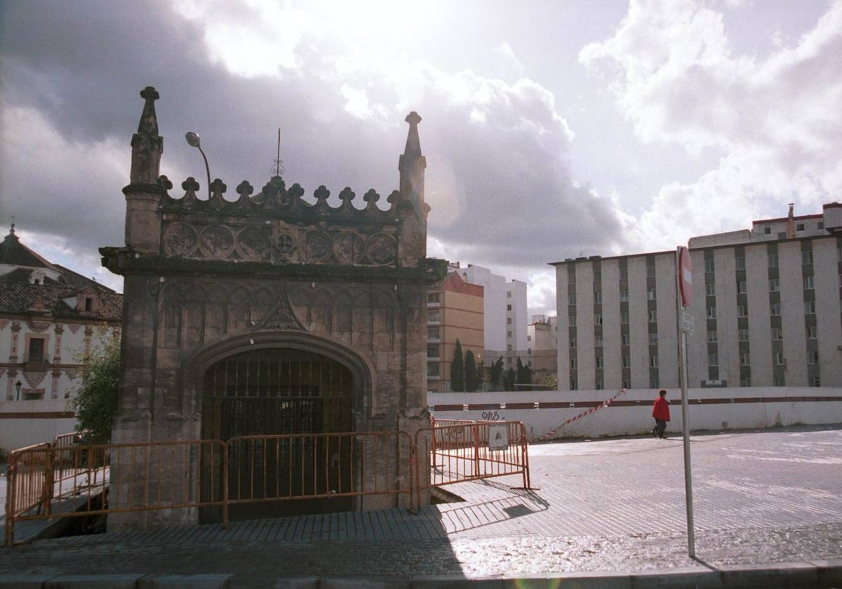 La ermita del Pretorio, en su anterior emplazamiento, junto al aparcamiento del Palacio de la Merced, en enero de 2001