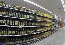 Facua denuncia a un supermecado por ocultar una caducidad ya vencida en botellas de aceite de oliva