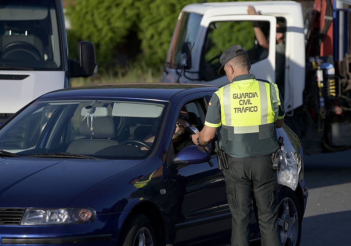 Imagen reciente de un control de alcoholemia en las carreteras españolas