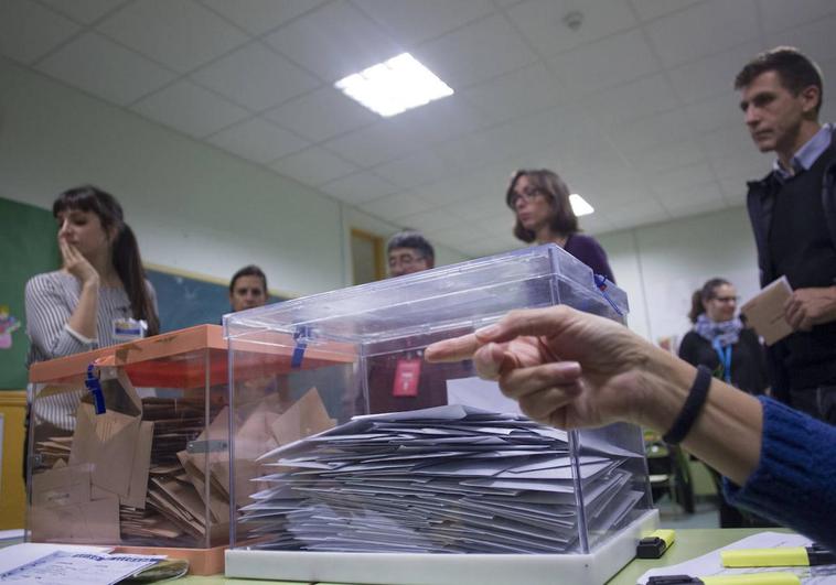 Un grupo de votantes vota durante las elecciones de 2015