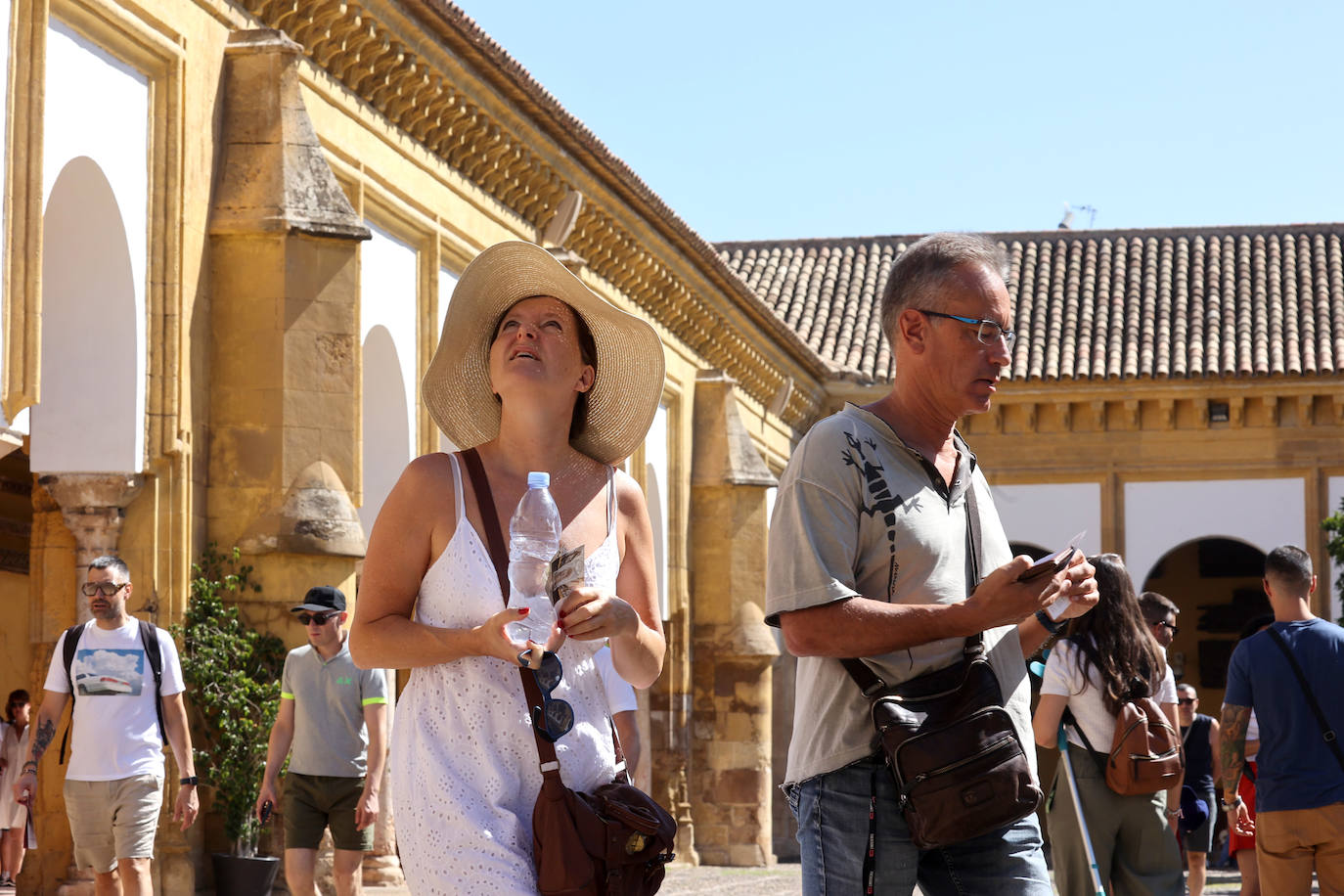 Los turistas y los hoteles se adaptan al calor en Córdoba