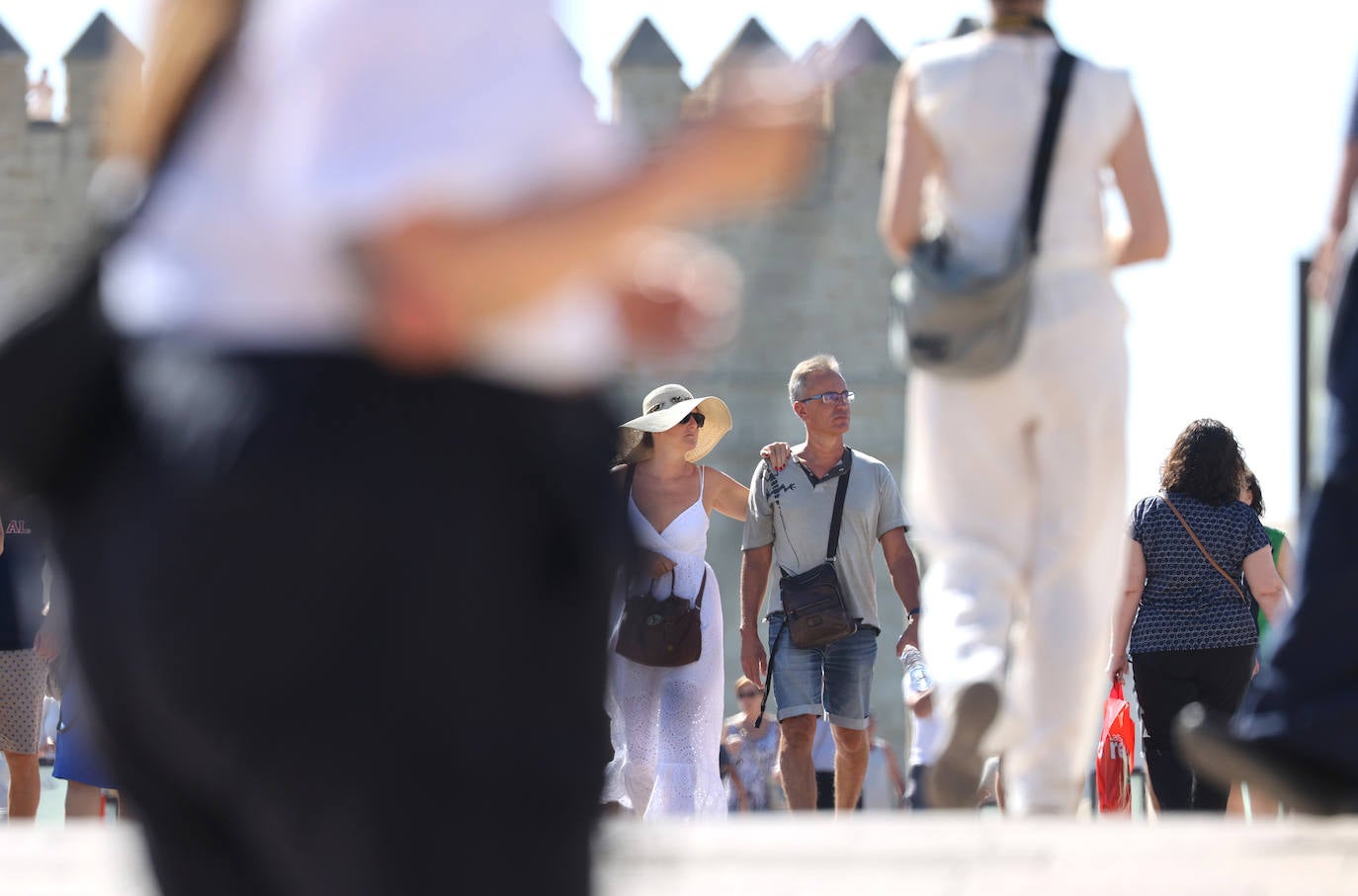 Los turistas y los hoteles se adaptan al calor en Córdoba
