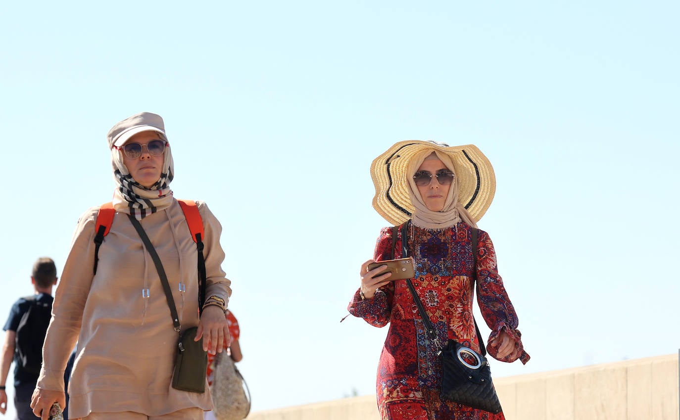 Los turistas y los hoteles se adaptan al calor en Córdoba