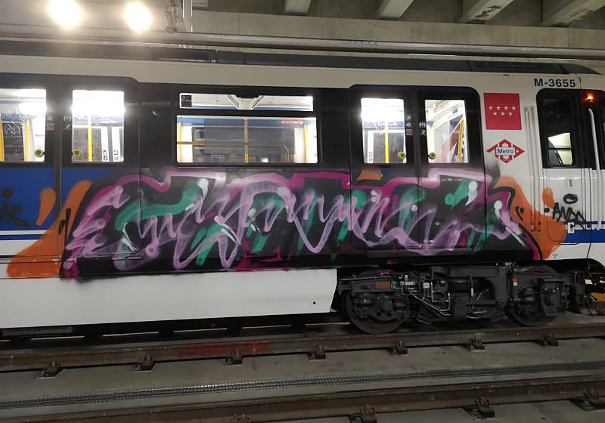 Un convoy de Metro grafiteado en 2018