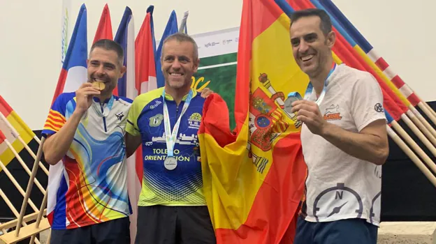 Javier Montiel, Joaquín González y Samuel Díaz, con sus medallas y una bandera española