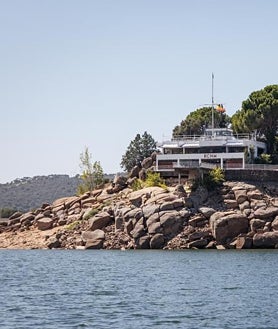 Imagen secundaria 2 - Los equipos del Summa 112 lograron interceptar a dos jóvenes que iban a subir a lo más alto de la presa para lanzarse, un acto que podría haber acabado en tragedia. Las acumulaciones de rocas en la costa son otro enclave desde donde se practican saltos, cuya imprudencia puede costar muy caro. Otros se aventuran a cruzar de orilla a orilla el pantano que, sin la preparación suficiente, puede resultar una acción mortal. 