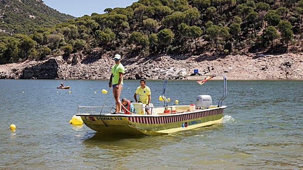 El equipo de vigilancia y salvamento regresa a tierra tras la primera ronda de patrullaje por el pantano