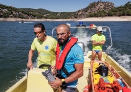 En la patrulla de los vigilantes de la playa de Madrid: «Hemos salvado muchas situaciones críticas»