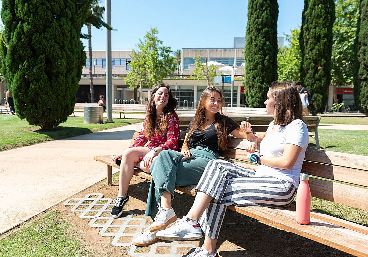 Imagen de archivo de tres alumnas de la Universitat Politècnica de Valencia