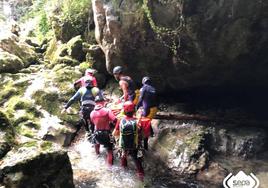 Rescate en rappel para salvar a un hombre que cayó diez metros a una cueva mientras hacía barranquismo en Asturias