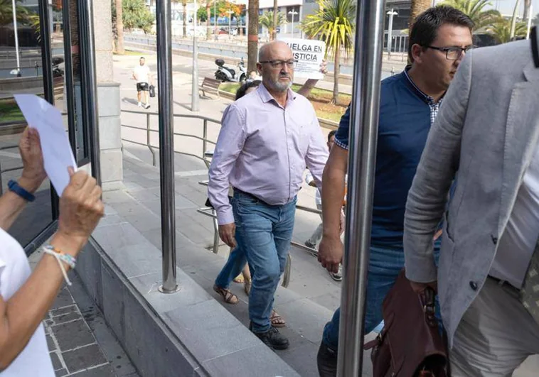 El exdiputado del PSOE Juan Bernardo Fuentes Curbelo en los juzgados de Santa Cruz