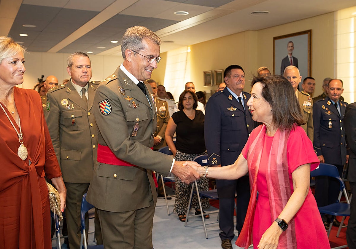 Margarita Robles saluda al nuevo responsable de la UME