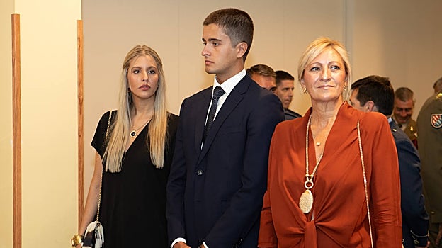 La esposa e hijos del general Marcos han asistido al acto en el MInisterio de Defensa