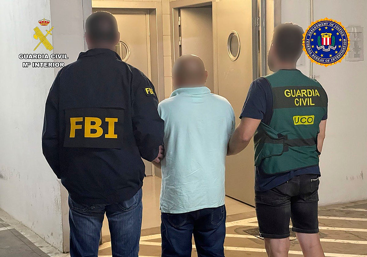 Uno de los tres fugados que se había ocultado en España, tras ser detenido por la UCO y el FBI. En vídeo, imágenes de la detención.
